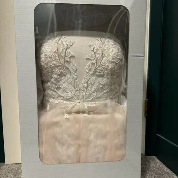 Galina Signature Ivory Wedding Dress Size 18 - Picture 5 of 7